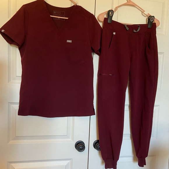 Small top/XS bottoms: Maroon Figs Scrub Set- Technical collection - Picture 1 of 5